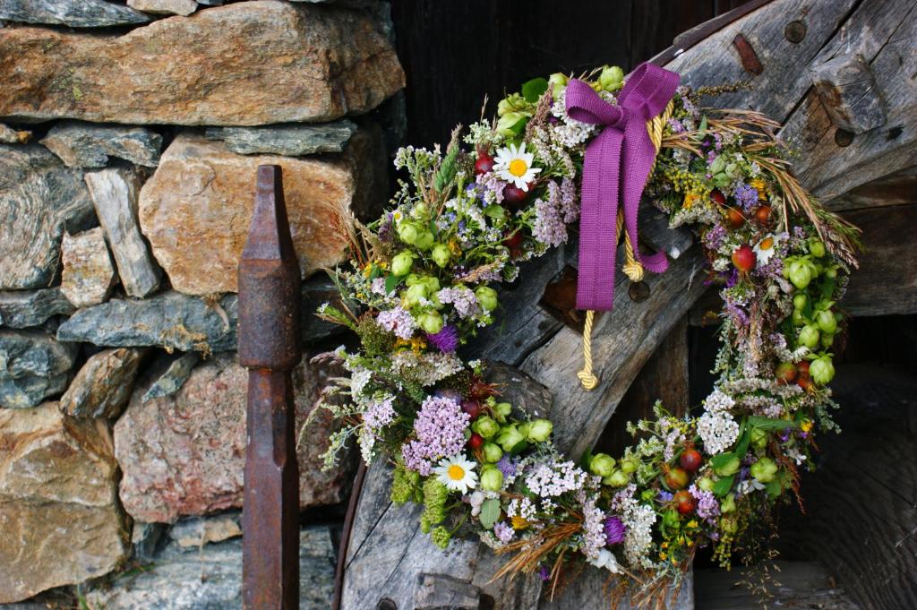 Handgebundener Blumenkranz am Mitterhof